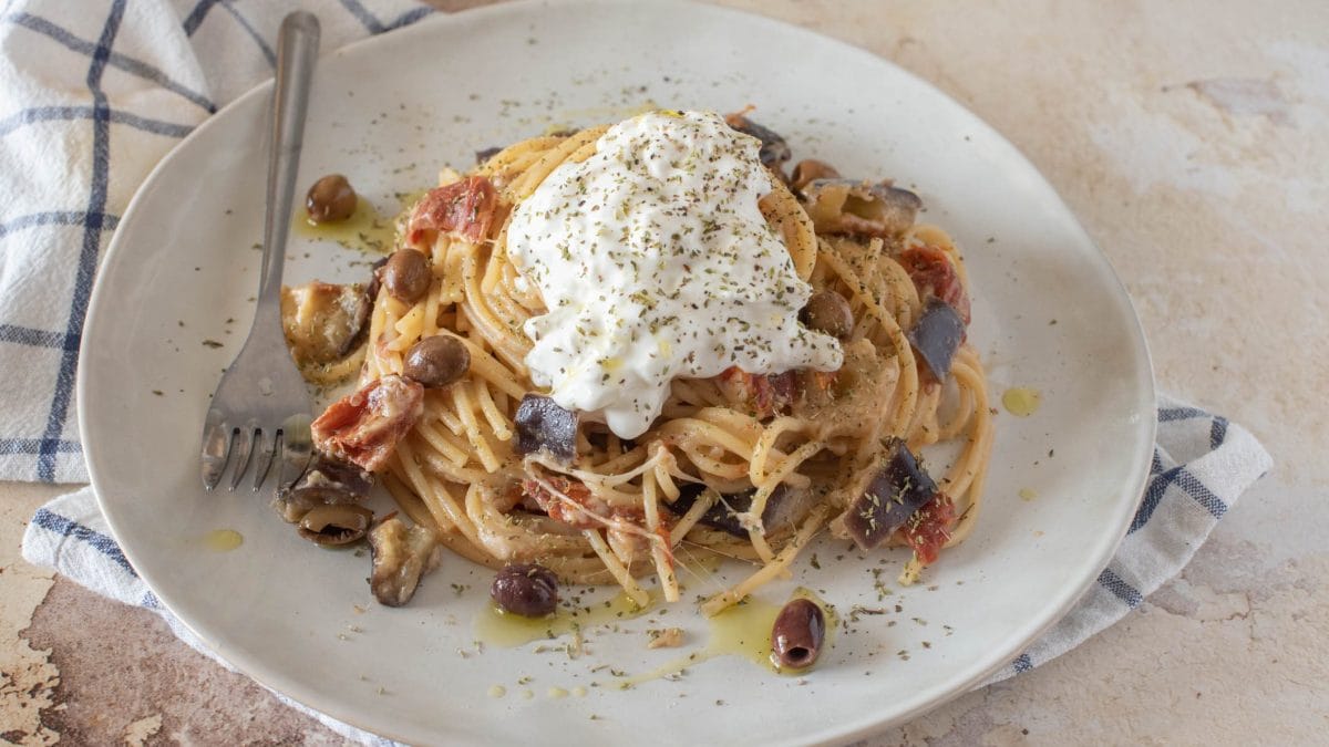 Spaghetti crema di burrata e melanzane